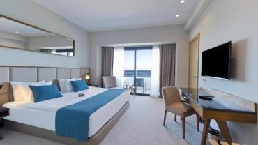 Deluxe Room with Sea View – Ramada Plaza Hotel